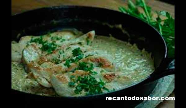 Frango Grelhado Com Molho De Ervas e Cream Cheese