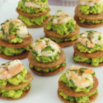 Montaditos com camarões e guacamole