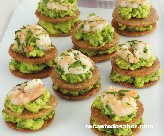 Montaditos com camarões e guacamole