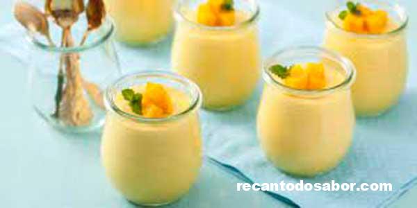 Mousse de coco com maracujá