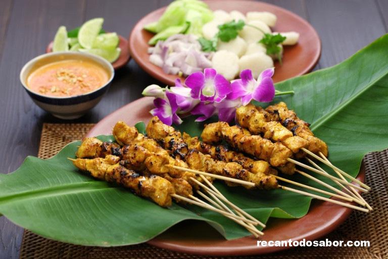 Satay de frango com molho de amendoim